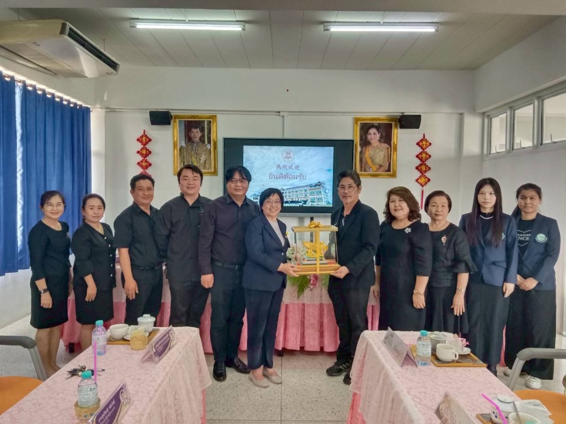 มหาวิทยาลัยมหิดล พร้อมด้วยคณะครูอาสาสมัครและเจ้าหน้าที่ ได้เดินทางมาเยี่ยมชมการเรียนการสอนภาษาจีนระดับมัธยมศึกษา